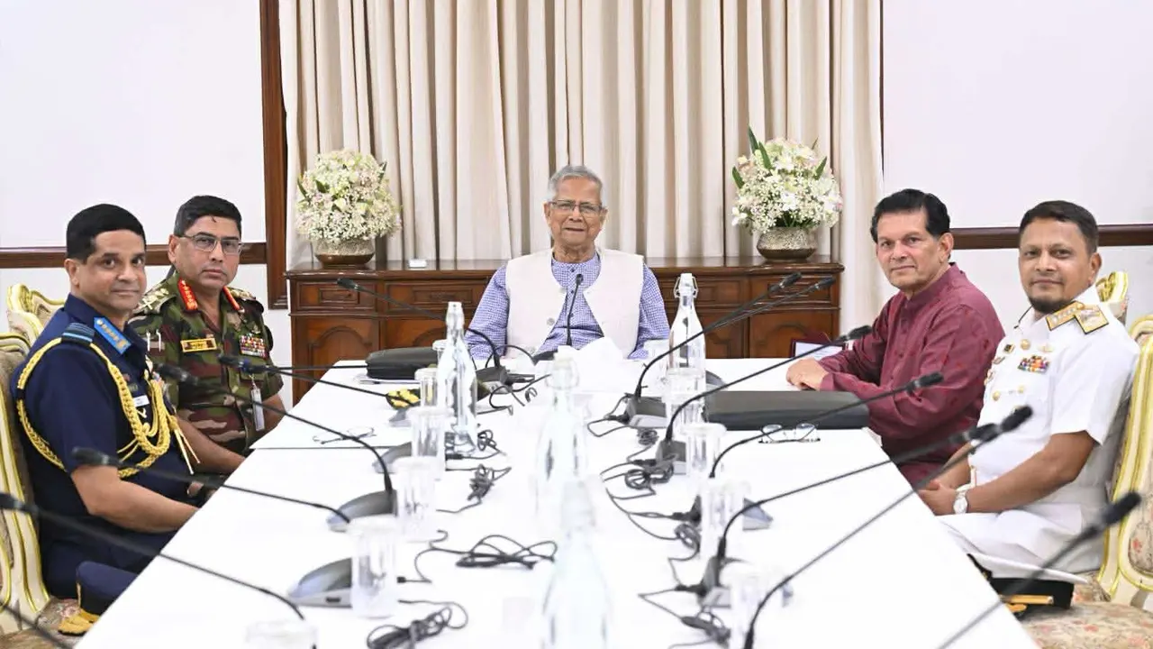 প্রধান উপদেষ্টার সঙ্গে ৩ বাহিনীর প্রধানের সাক্ষাৎ, নির্বাচন প্রস্তুতি নিয়ে আলোচনা