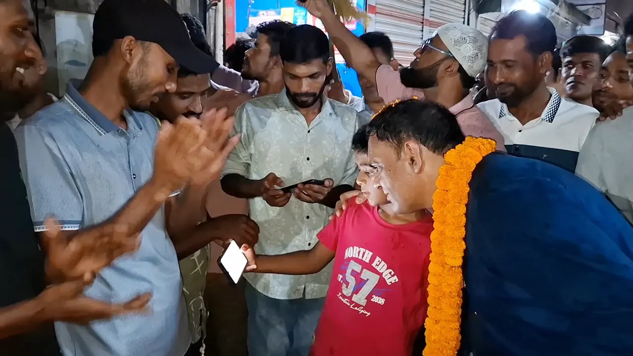 কর্মীদের সঙ্গে সেলফি, প্রশংসায় ভাসছেন নুরুদ্দিন আহাম্মেদ অপু