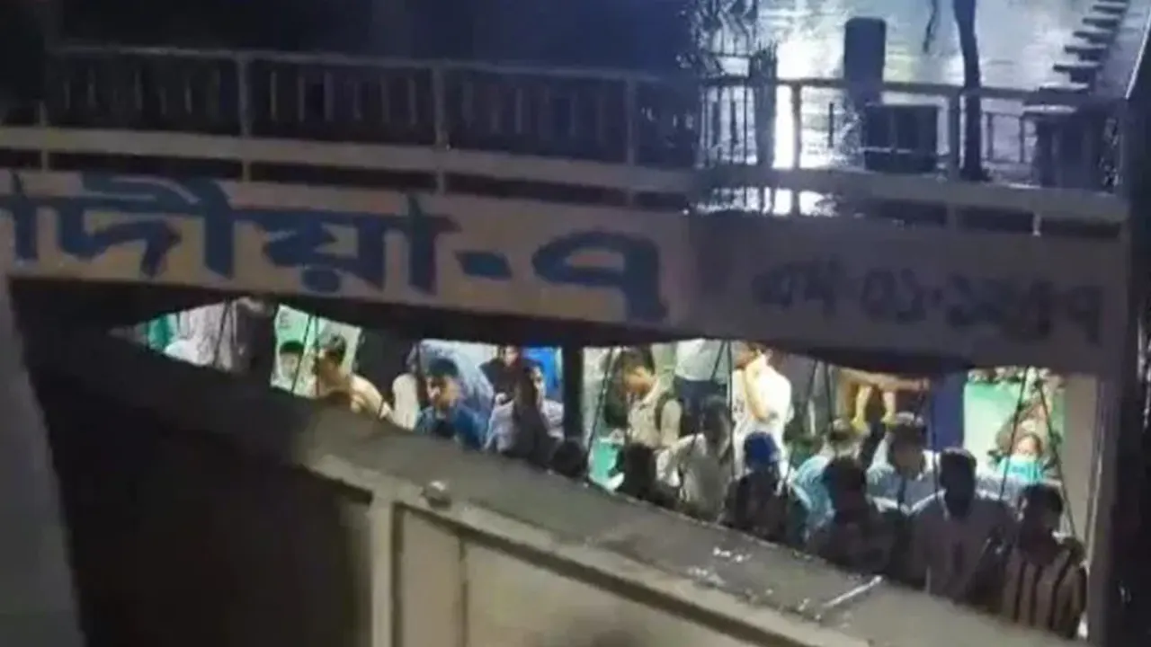 ২০০ যাত্রী নিয়ে ডুবোচরে আটকে গেল লঞ্চ