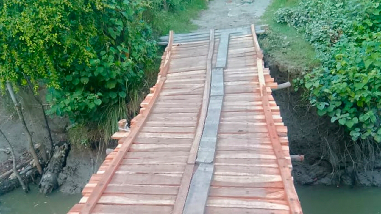 বিএনপি নেতার সহযোগিতায় সেতু নির্মাণ