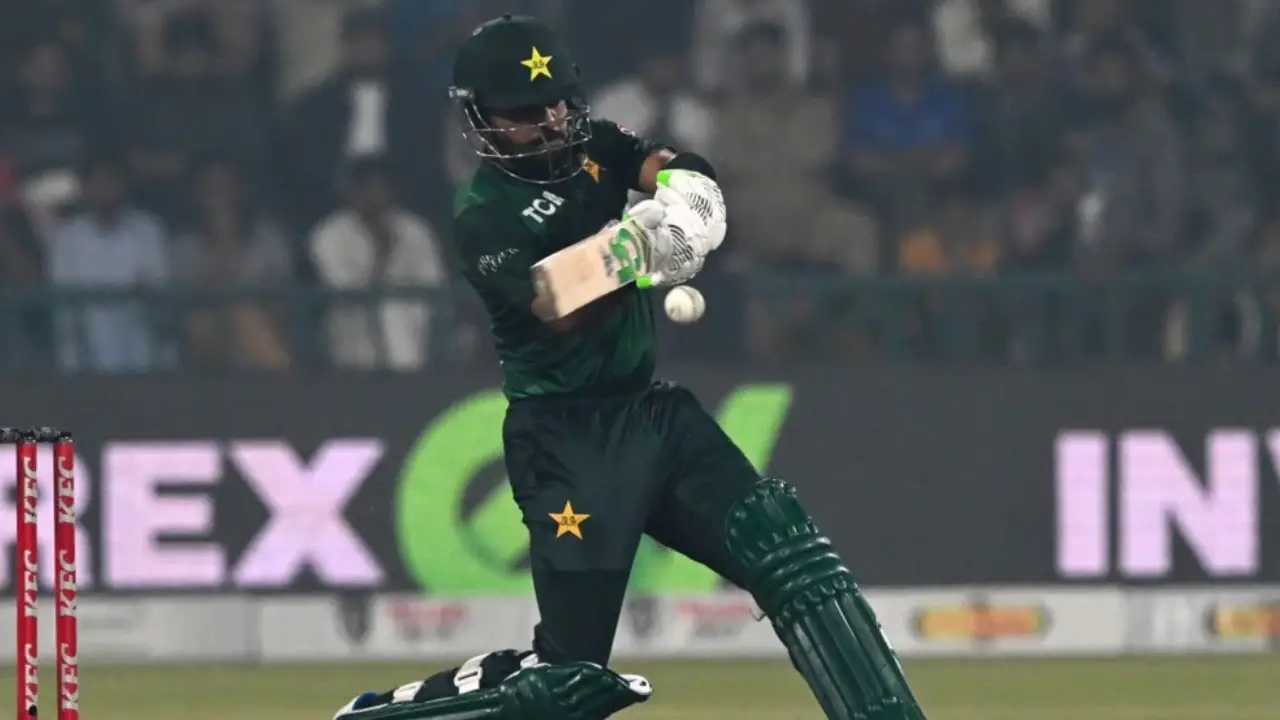 কোহলিকে টপকে নতুন ইতিহাস গড়লেন বাবর