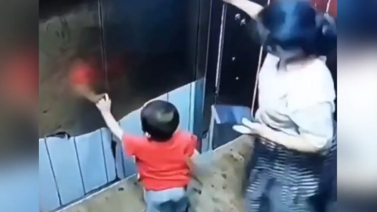 মোবাইলে ব্যস্ত মা, লিফটে আটকে গেল শিশুর হাত