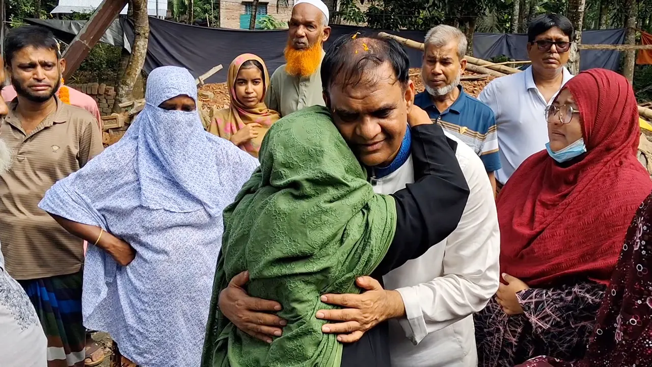 মিয়া নুরুদ্দিন আহাম্মেদ অপুকে দেখে জড়িয়ে ধরেন হামলায় নিহত বিএনপি নেতা খলিল পেদার স্বজনরা। ছবি : কালবেলা