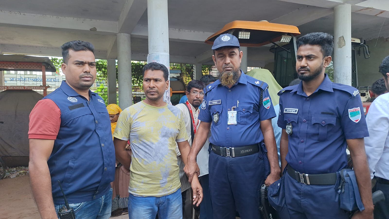 হোটেলে সরবরাহের সময় পচা মাংসসহ আটক ১