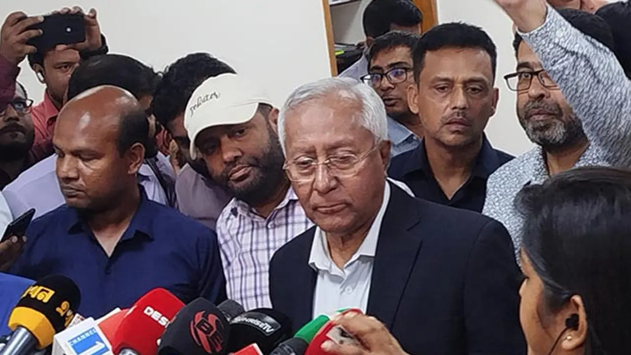 সাংবাদিকদের সঙ্গে ব্রিফিংয়ে ইসি সচিব আখতার আহমেদ। ছবি : সংগৃহীত