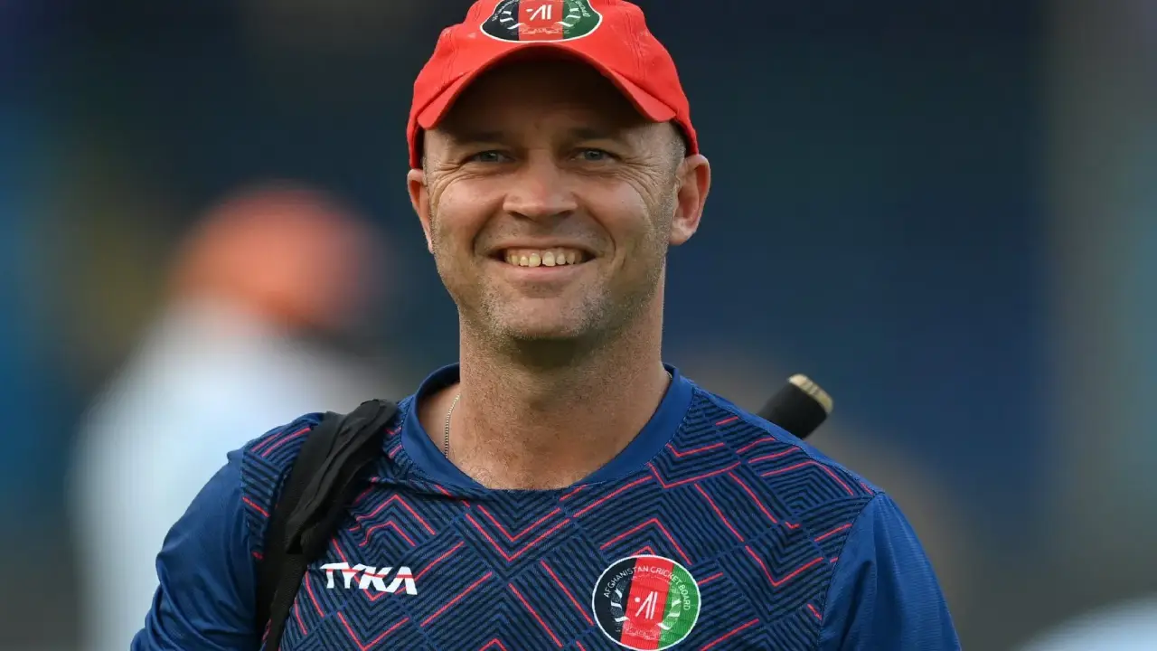 আফগানদের দায়িত্ব ছাড়ছেন জোনাথন ট্রট