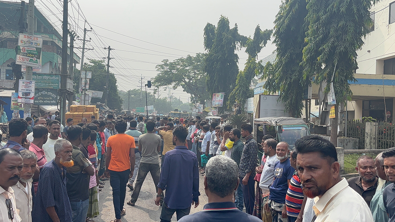 সাতক্ষীরায় মহাসড়ক অবরোধ