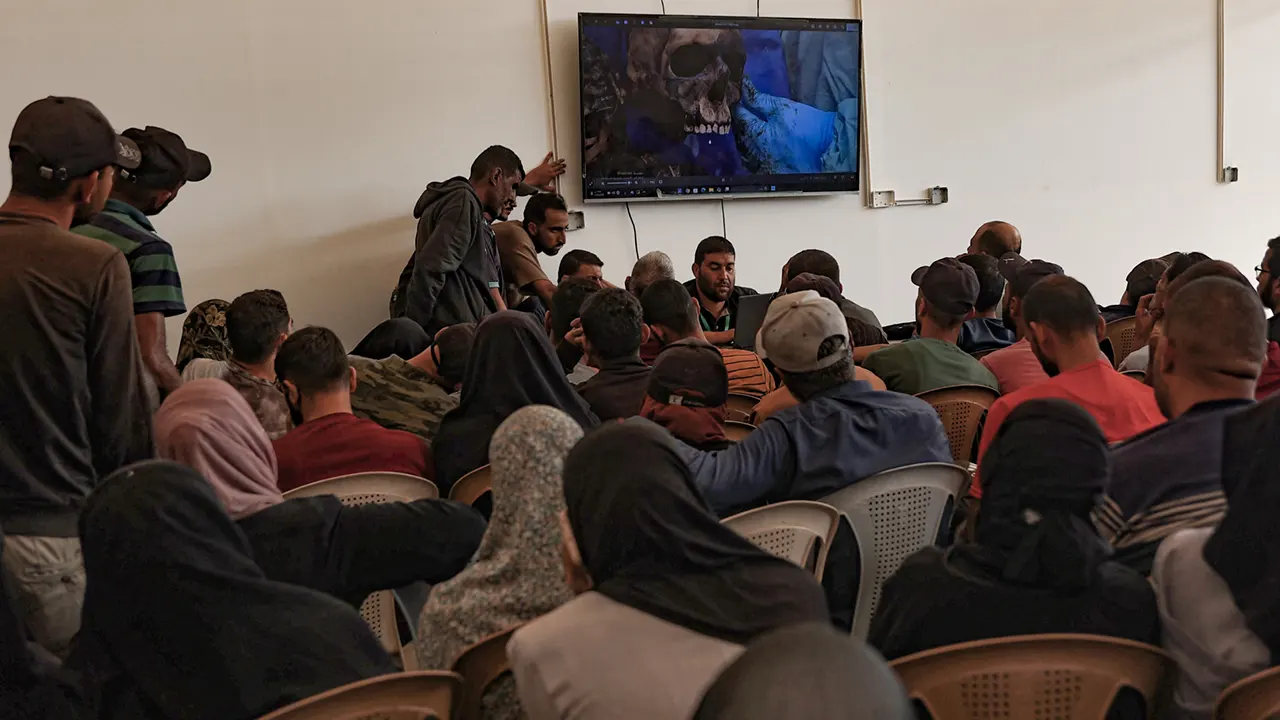 স্ক্রিনে ভেসে ওঠে মৃতদেহ, প্রিয়জন খোঁজে গাজার মানুষ