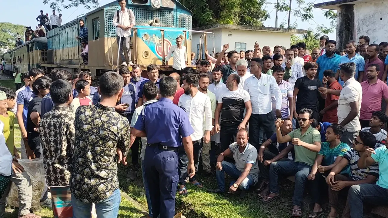 ট্রেন আটকে মনোনয়ন পরিবর্তনের দাবি