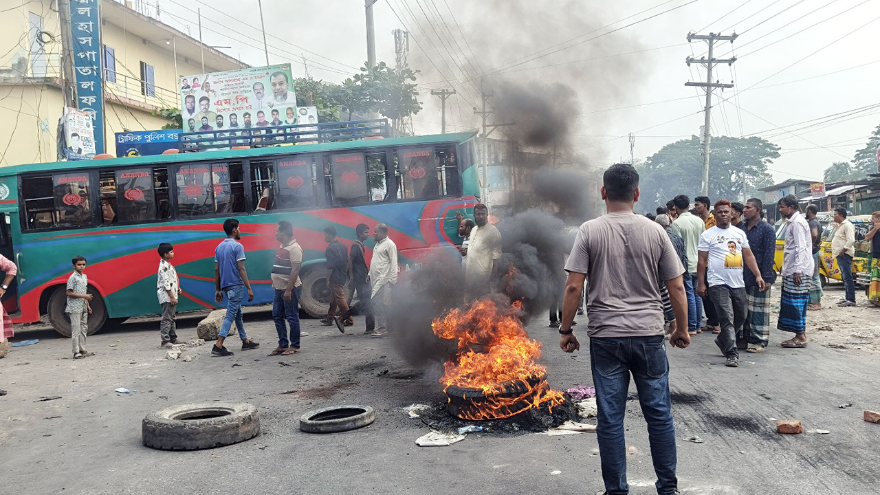 ফরিদগঞ্জে সড়ক অবরোধ করে বিক্ষোভ