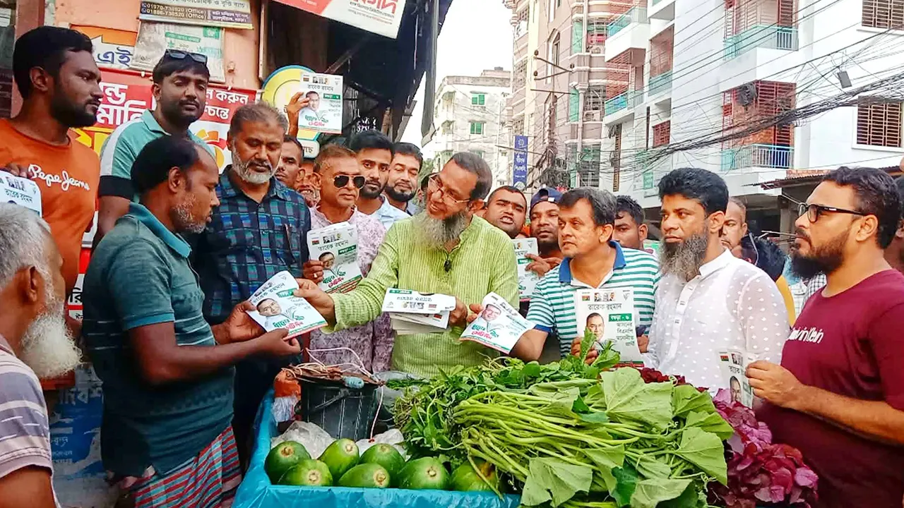 বগুড়ায় তারেক রহমানের পক্ষে ধানের শীষে ভোট চেয়ে লিফলেট বিতরণ