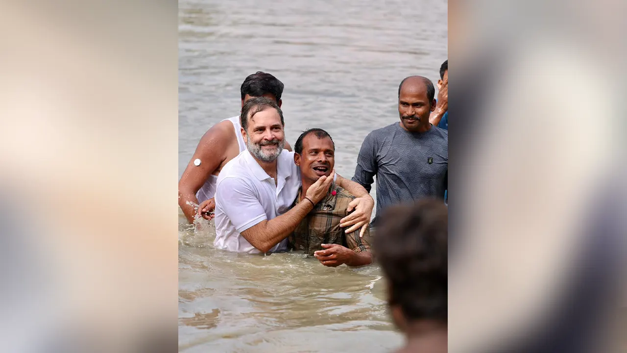 জেলেদের দেখে পানিতে নেমে পড়লেন রাহুল গান্ধী