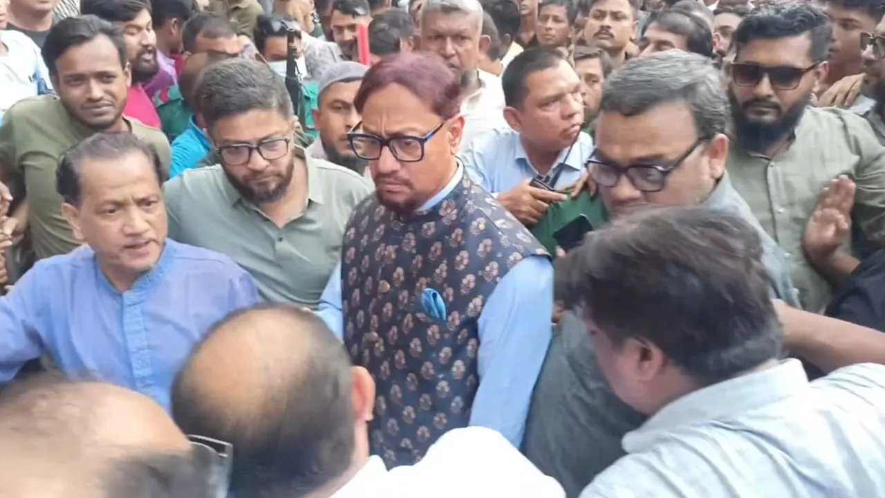 উচ্ছেদে গিয়ে হকারদের ঘেরাওয়ের মুখে মেয়র শাহাদাত