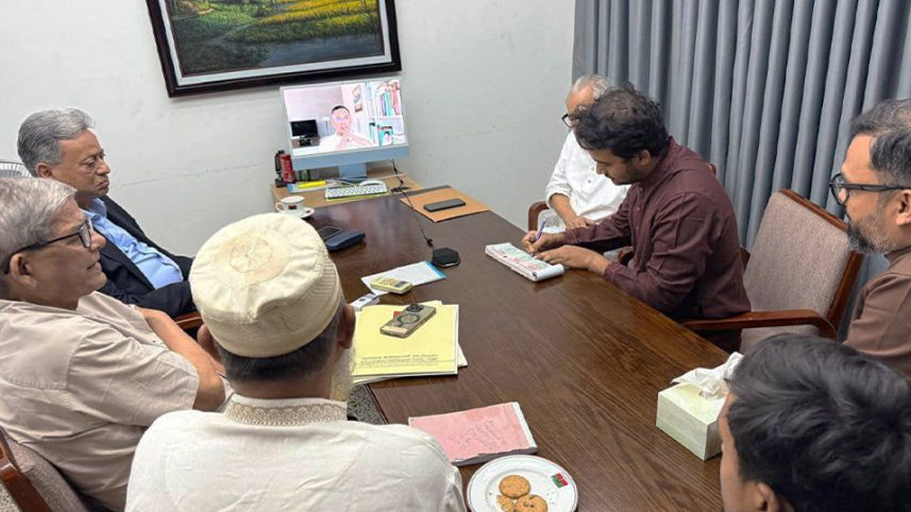 বিএনপির সদস্য ফরম পূরণ করছেন মীর মাহবুবুর রহমান স্নিগ্ধ। ছবি : সংগৃহীত