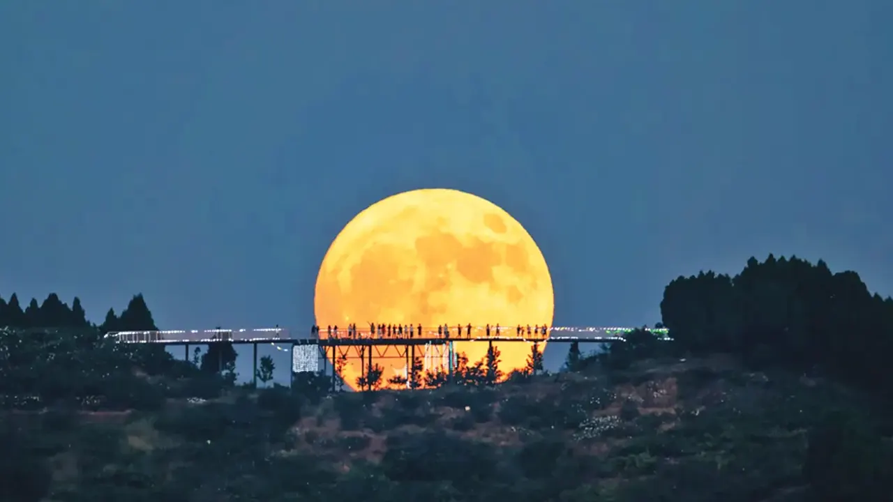 সবচেয়ে বড় সুপারমুন দেখা যাবে আজ