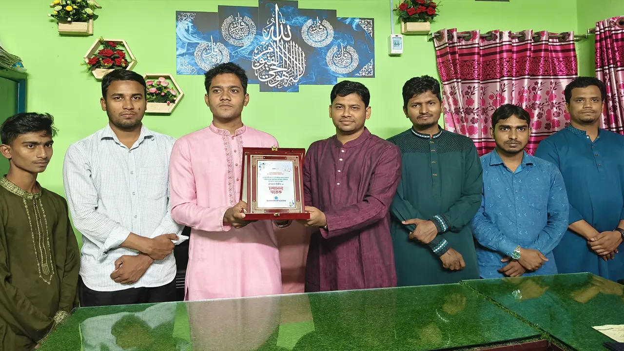 মনুষ্যবিহীন যুদ্ধবিমান মডেল তৈরি, যুবককে ছাত্রশিবিরের সম্মাননা স্মারক প্রদান