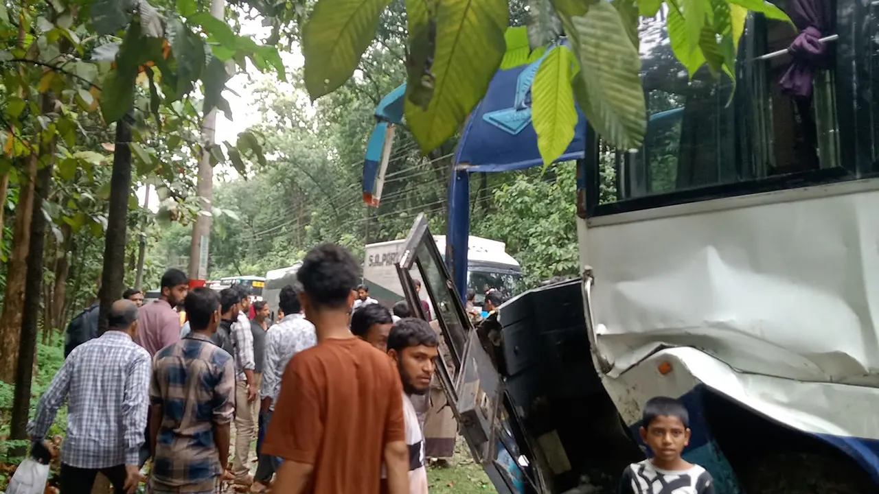 বাস-মাইক্রোবাসের সংঘর্ষে নিহত ৫