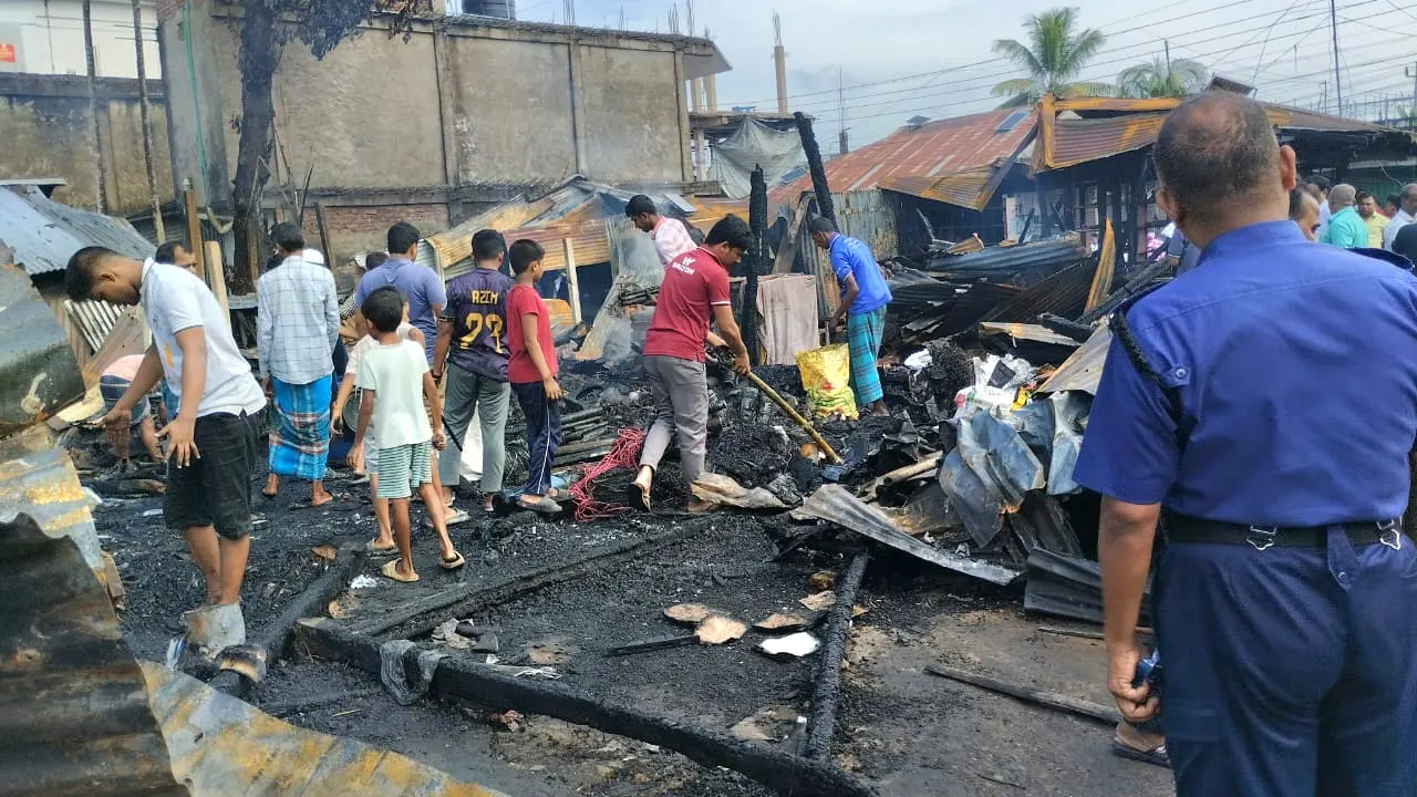 বজ্রপাতের আগুনে পুড়ল ২৩ দোকান