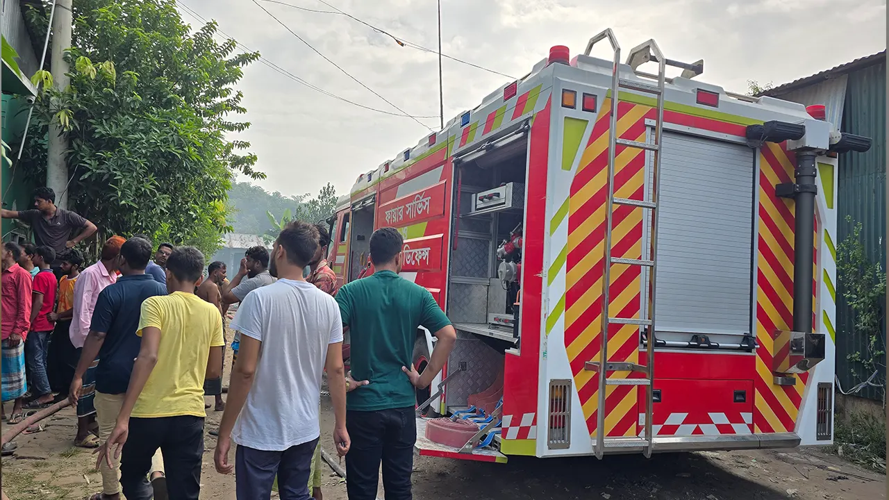 গাজীপুরে ঝুট গুদামে আগুন, ২ ঘণ্টার চেষ্টায় নিয়ন্ত্রণে