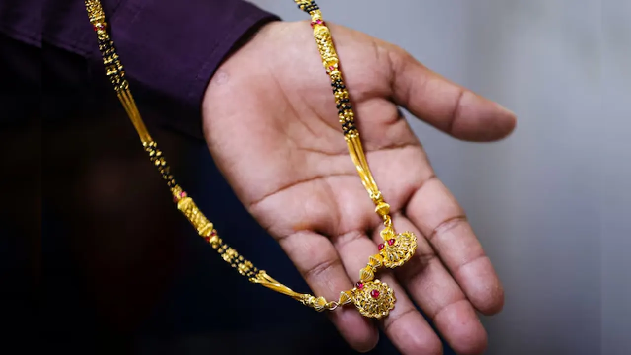 রিস্ক-অফ মুডে বাজার, ফের রেকর্ড ছুঁইছুঁই স্বর্ণের দাম