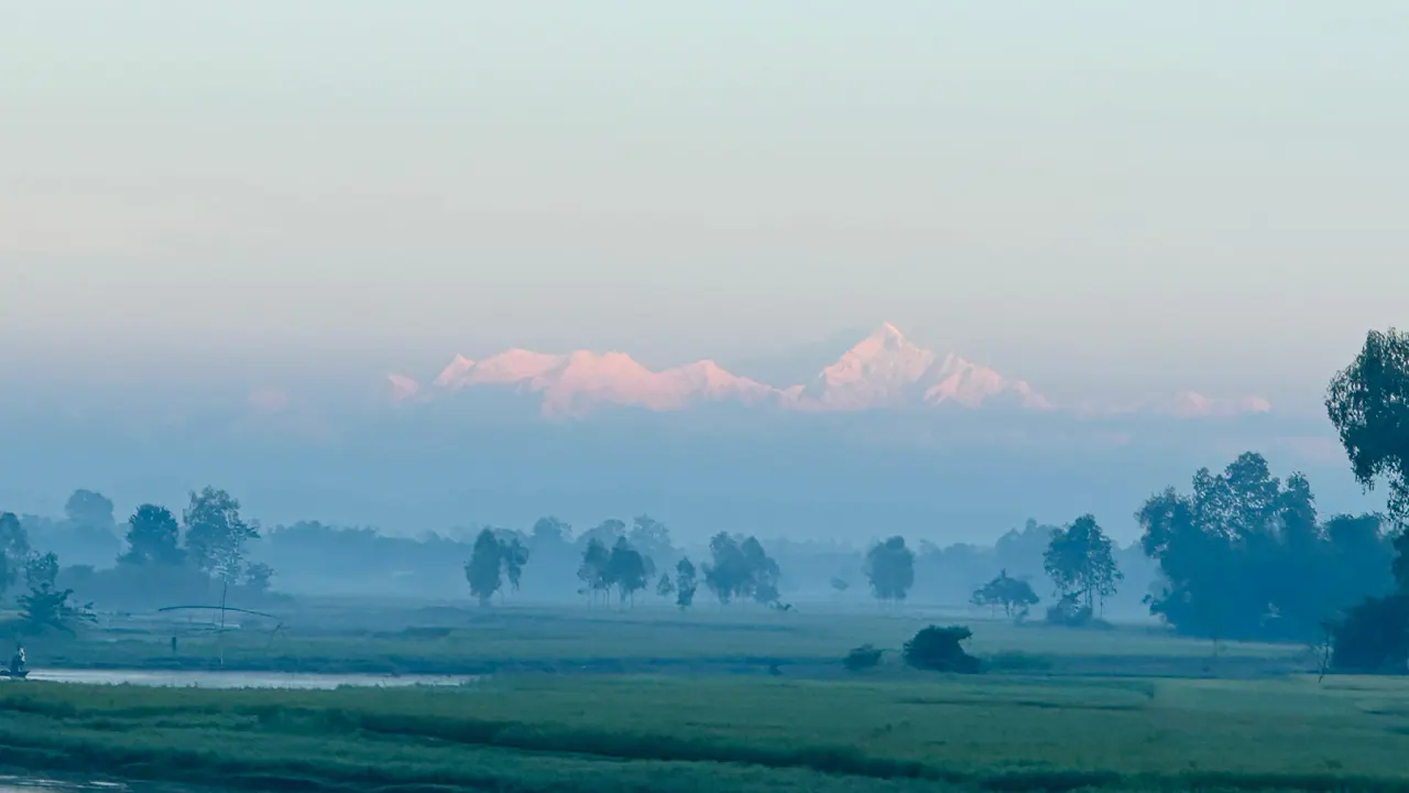 তিস্তা ব্যারেজে উঁকি দিচ্ছে কাঞ্চনজঙ্ঘা