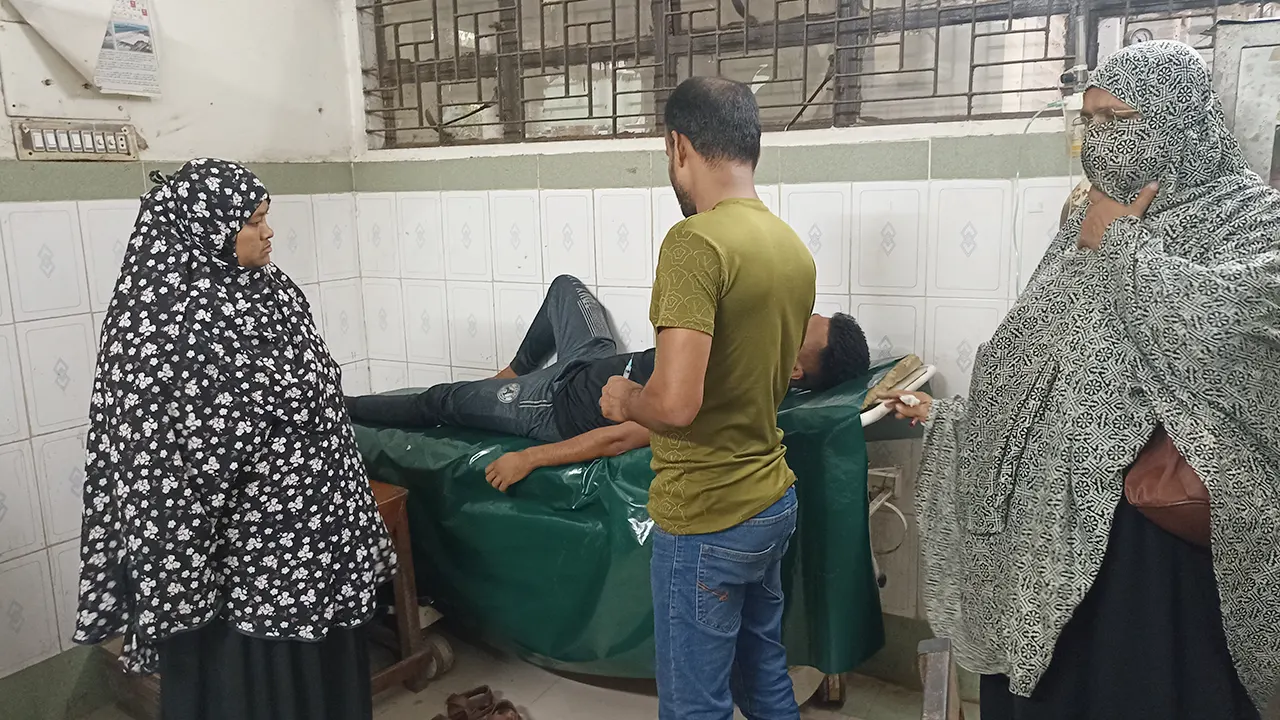 সাপের খেলা দেখতে যাওয়া যুবকের চোখে বিষ ছুড়ে মারল গোখরা