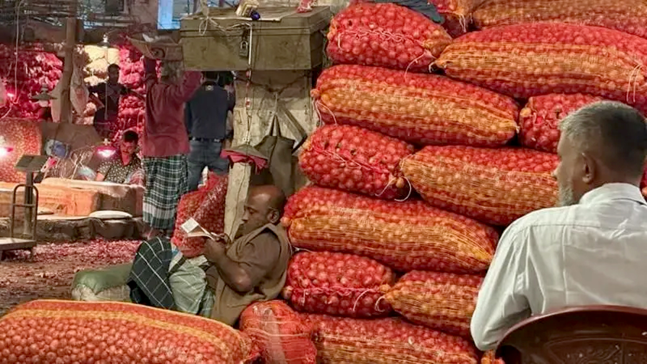 লাফিয়ে বাড়ছে পেঁয়াজের দাম, ৭ দিনে দ্বিগুণ