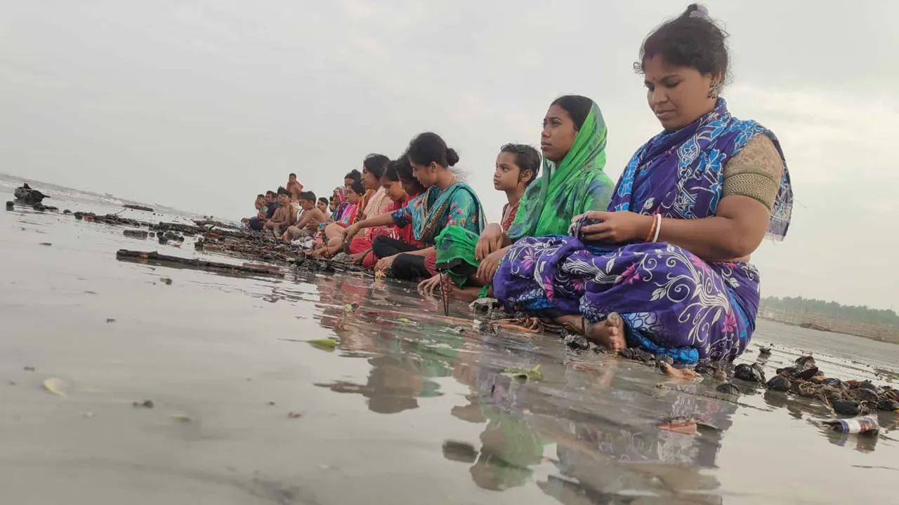 পুণ্যস্নানে অংশ নেন পুণ্যার্থীরা। ছবি : কালবেলা