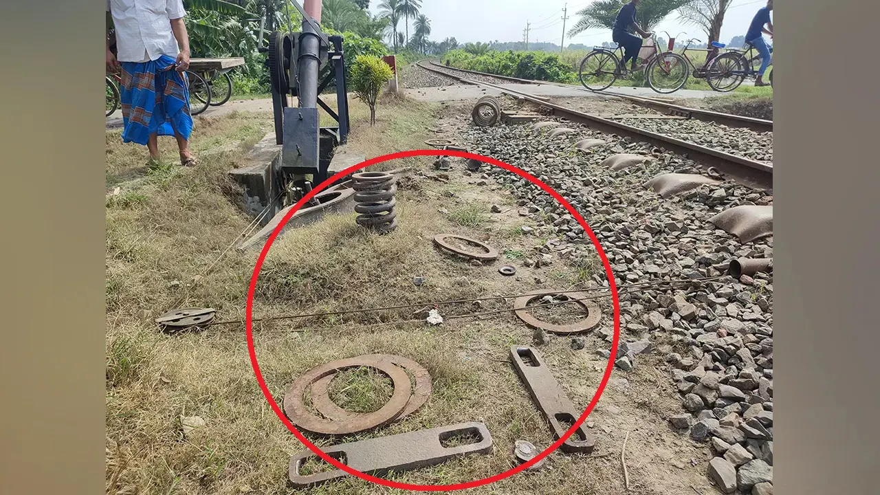 রেললাইনে ভেঙে পড়া চলন্ত ট্রেনের যন্ত্রাংশ। ছবি : কালবেলা