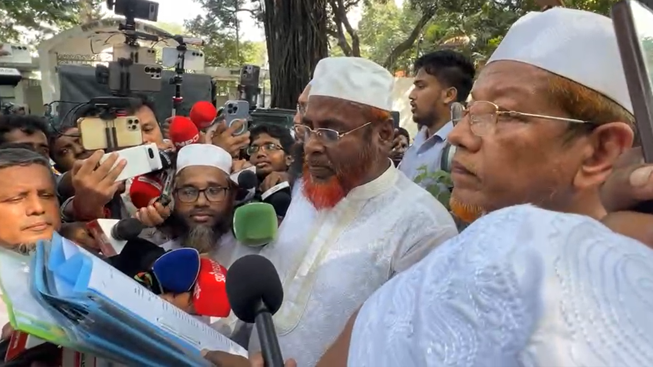 পুলিশের বাধার মুখে ৮ দলের গণমিছিল