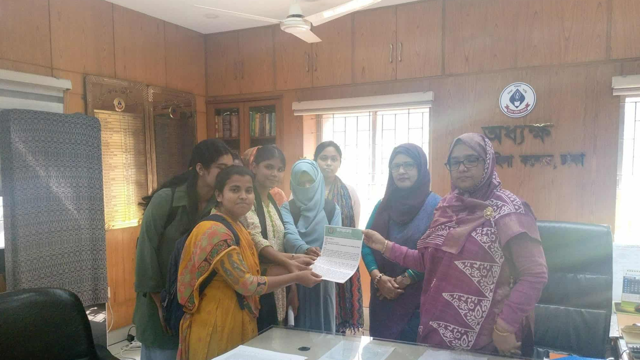 ইডেন কলেজে সংকট নিরসনে ‘অপরাজেয়’র স্মারকলিপি প্রদান