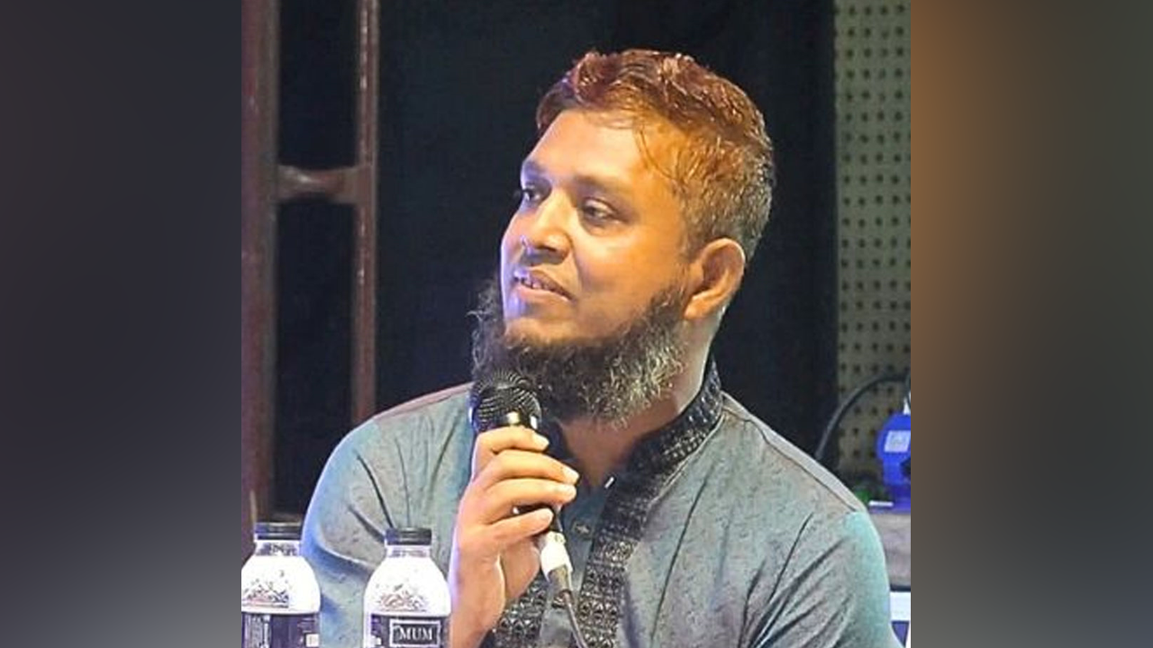 ‘ঘুষ নয়, পাকা কলা খাওয়া’ সেই কর্মকর্তা বরখাস্ত