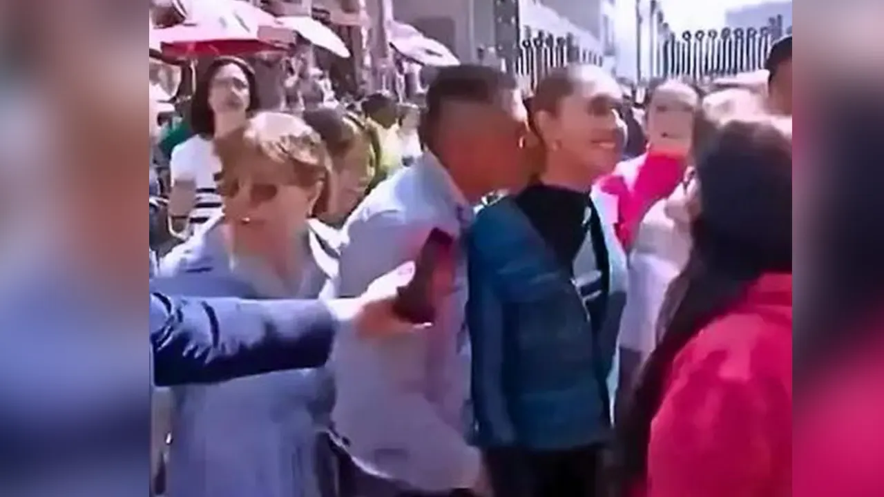 মেক্সিকোর প্রেসিডেন্টকে চুমু খাওয়ার চেষ্টা, অতঃপর...