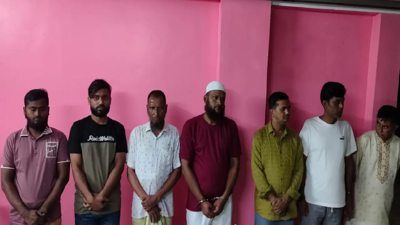 অস্ত্র-গুলিসহ গ্রেপ্তার ৭