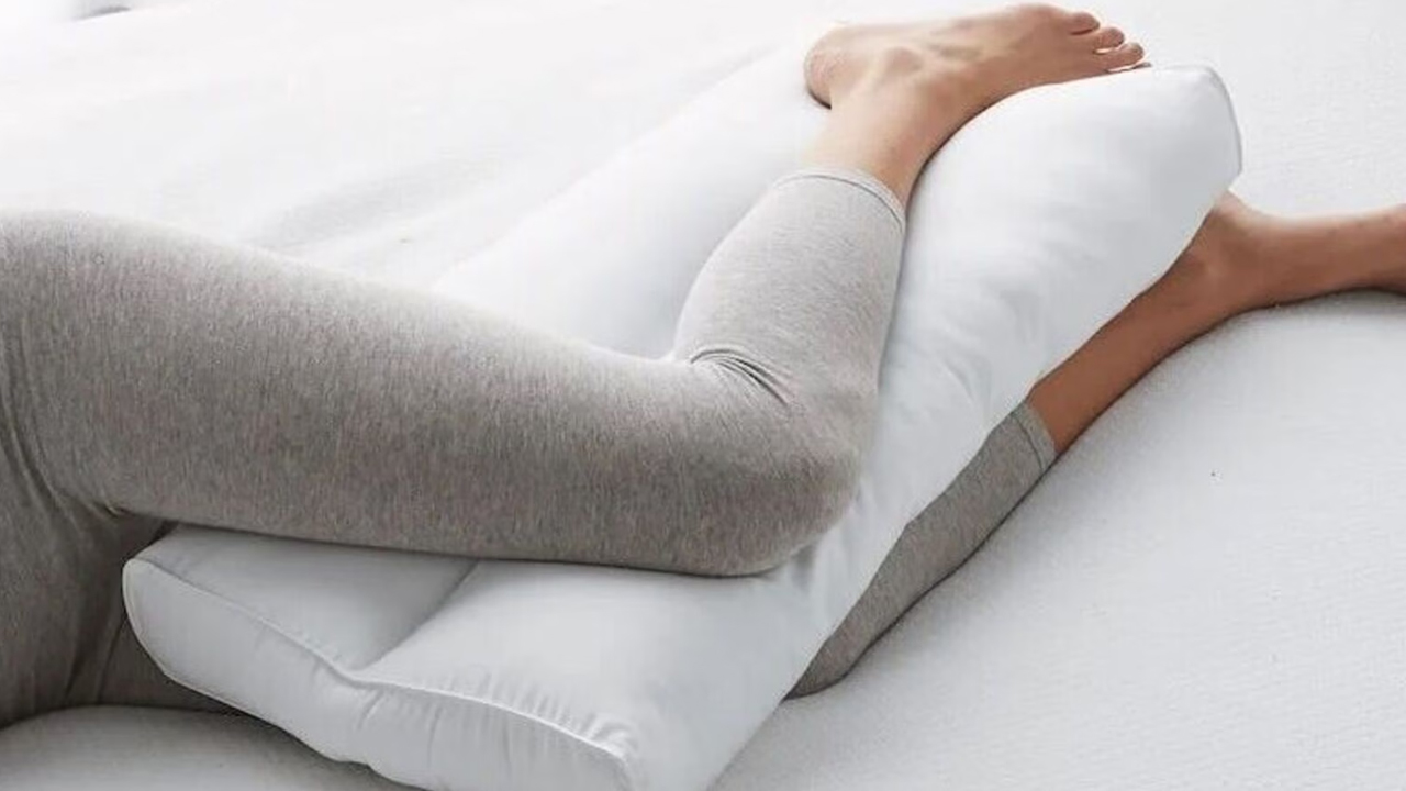 পায়ের ফাঁকে বালিশ দিয়ে ঘুমাচ্ছেন? কী হয় জেনে নিন