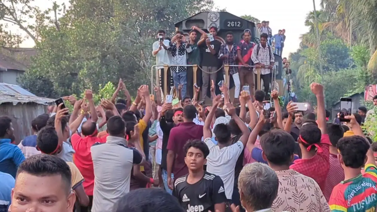 মনোনয়নের দাবিতে ট্রেন আটকে বিক্ষোভ
