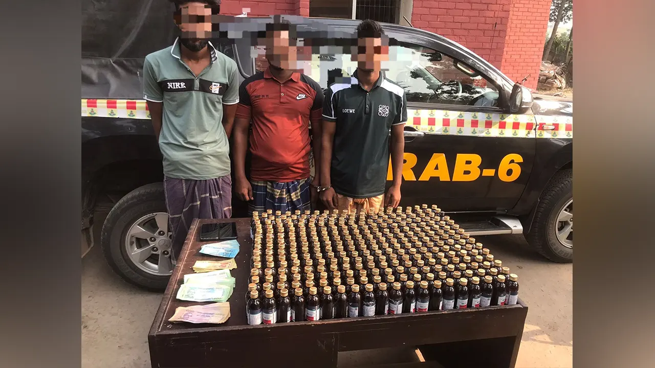 ২৯৮ বোতল ফেনসিডিলসহ ৩ মাদক ব্যবসায়ী গ্রেপ্তার