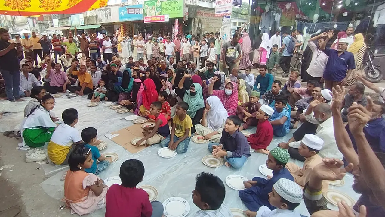 চাকরিচ্যুত মা-বাবার সঙ্গে থালা হাতে রাস্তায় সন্তানরা