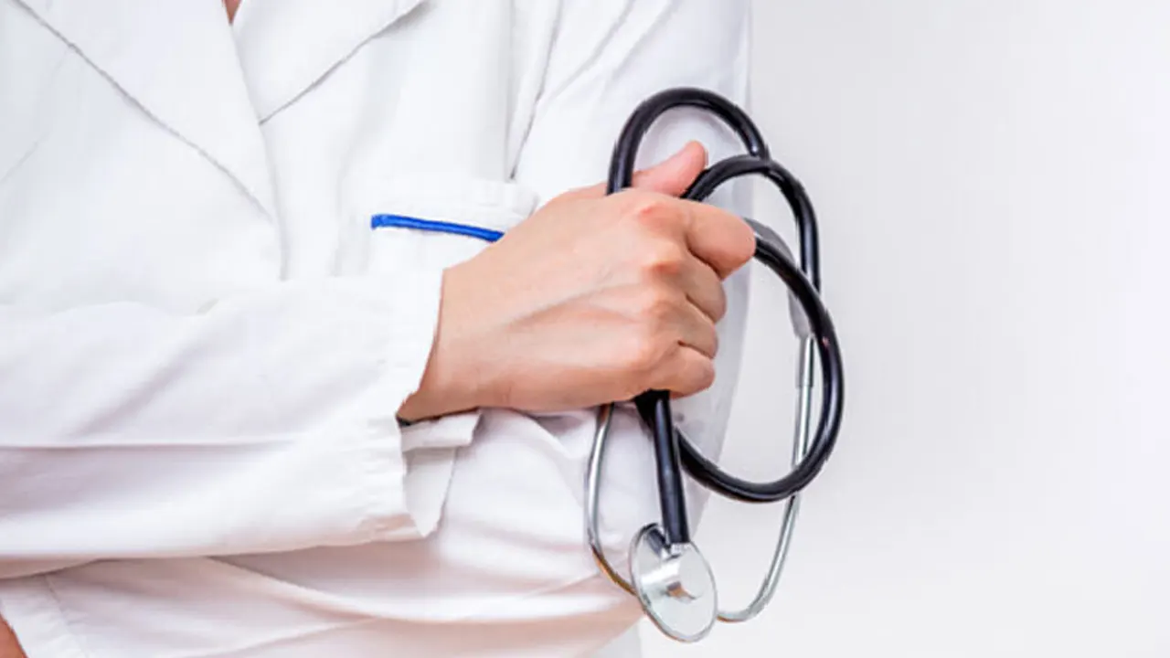 ‘জরুরি প্রয়োজন’ ছাড়া চিকিৎসকদের বদলি-পদায়ন বন্ধ