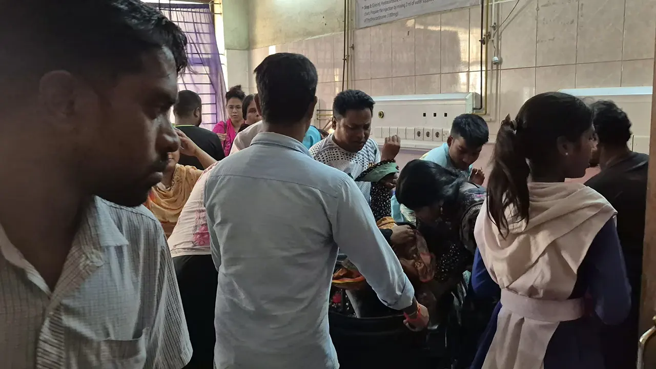 একই বিদ্যালের ৮ শিক্ষার্থীর হঠাৎ শ্বাসকষ্ট, হাসপাতালে ভর্তি