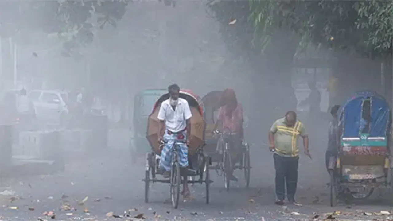 ভয়াবহ বায়ুদূষণের কবলে দিল্লি, ঢাকার খবর কী