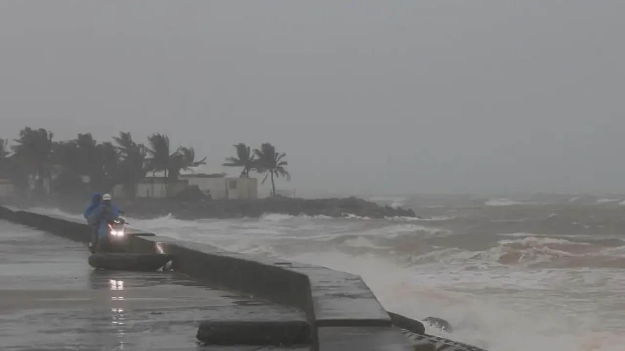 ১৪৯ কিমি বেগে টাইফুনের তাণ্ডব, বিমানবন্দর-মহাসড়ক বন্ধ
