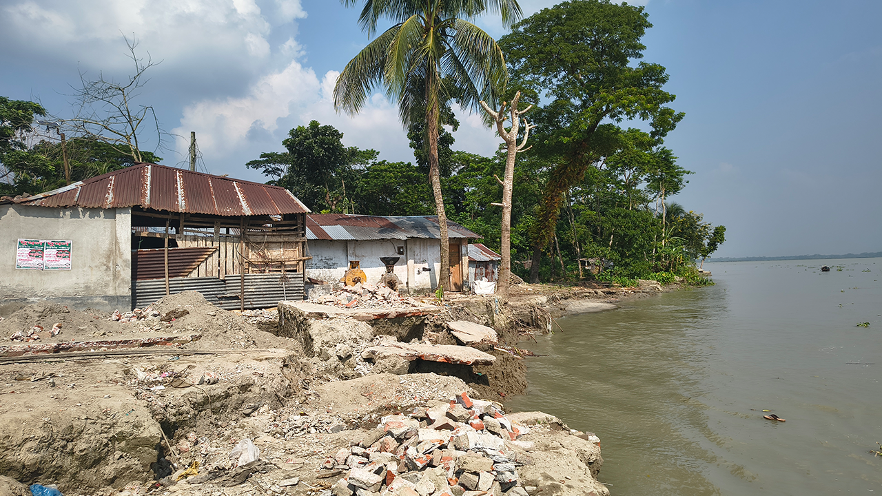 ভাঙছে নদী, তলিয়ে যাচ্ছে গ্রাম