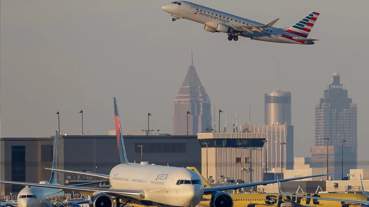 যুক্তরাষ্ট্রে হাজারও ফ্লাইট বাতিল, নেপথ্যে শাটডাউন