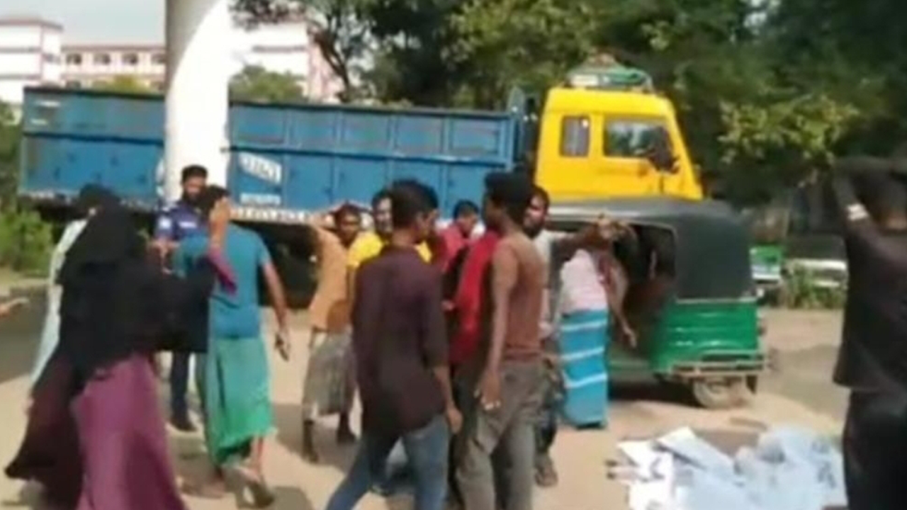 ট্রাক-অটোরিকশা সংঘর্ষে চালকসহ নিহত ২