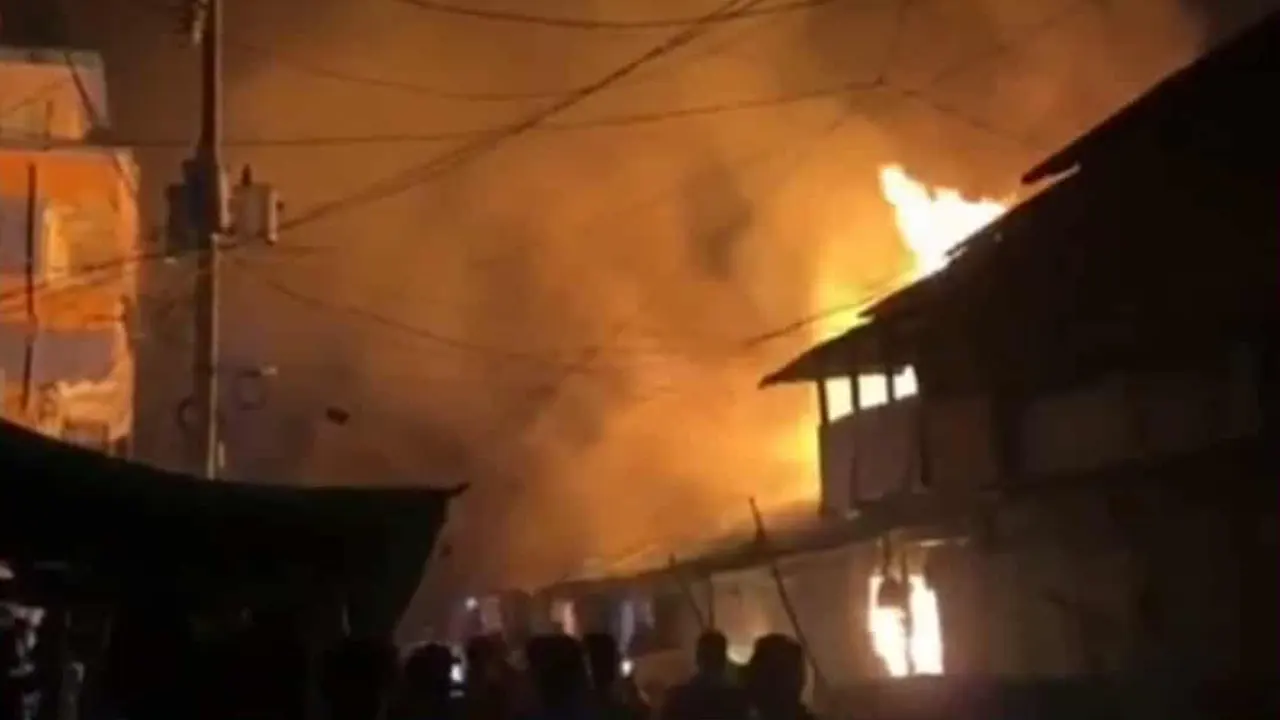 লক্ষ্মীপুরে ভয়াবহ অগ্নিকাণ্ডে ১৫ দোকান পুড়ে ছাই