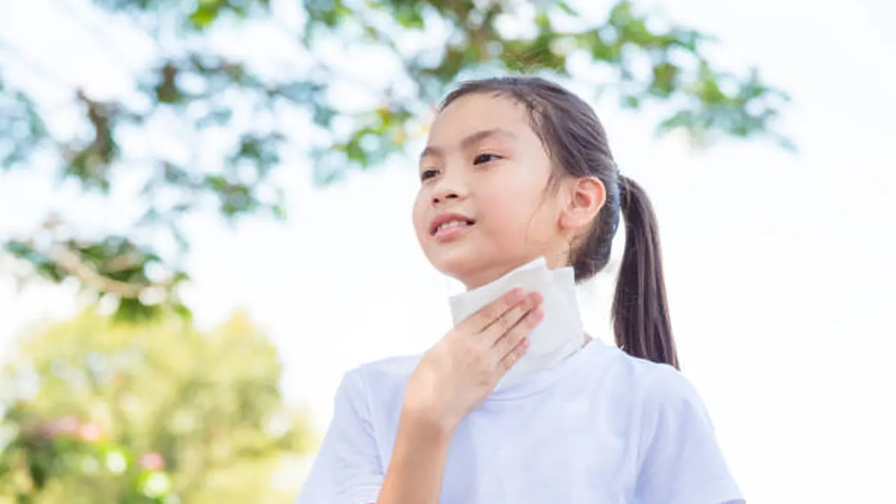 শিশু বারবার ঘামছে? চিন্তার কারণ নয়, তবে সতর্ক থাকা জরুরি