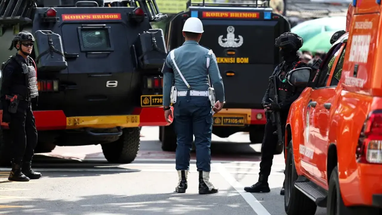 ইন্দোনেশিয়ায় জুমার নামাজ চলাকালে বিস্ফোরণ, আহত ৫৪