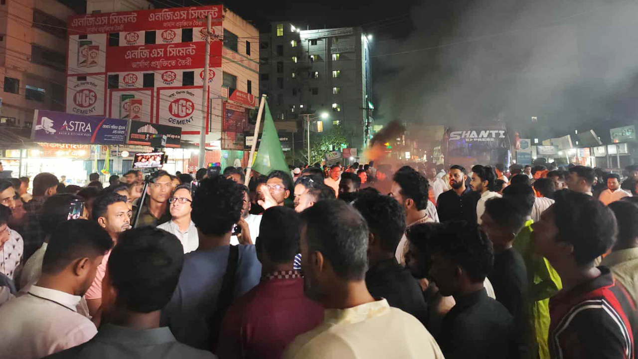 ধানের শীষের মনোনয়ন নিয়ে অসন্তোষ, সড়কে আগুন জ্বালিয়ে বিক্ষোভ