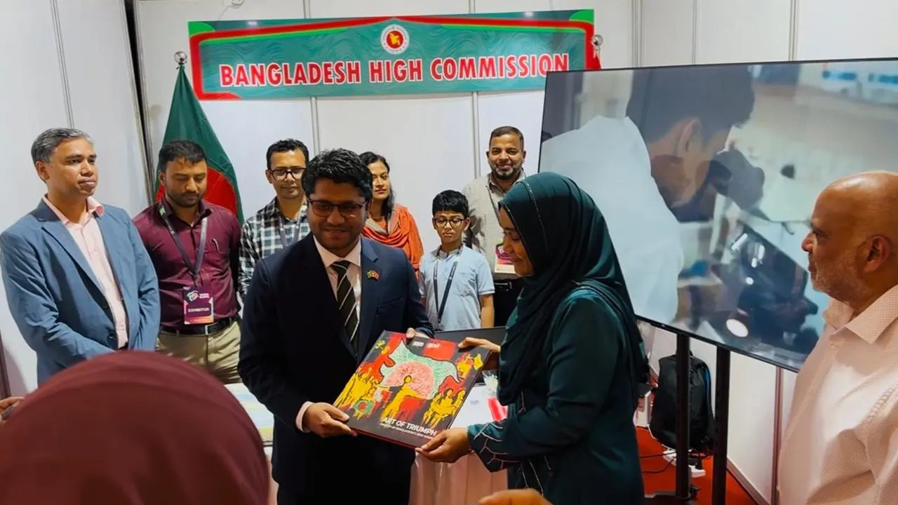 বাংলাদেশের হাইকমিশনার মালদ্বীপের ফার্স্ট লেডি সাজিদা মোহাম্মদকে ‘দি আর্ট অব ট্রায়াম্ফ’ শীর্ষক শিল্পগ্রন্থ উপহার দেন। ছবি : কালবেলা